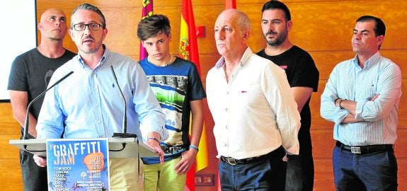 Igualada y Ortiz, en la intervención; detrás, Isaak, Clemente García, Juan José López y Clemente García. 