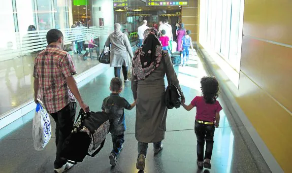El grupo de refugiados, ayer por la mañana a su llegada al aeropuerto de Barajas. Después fueron trasladados en autobús a Murcia. 