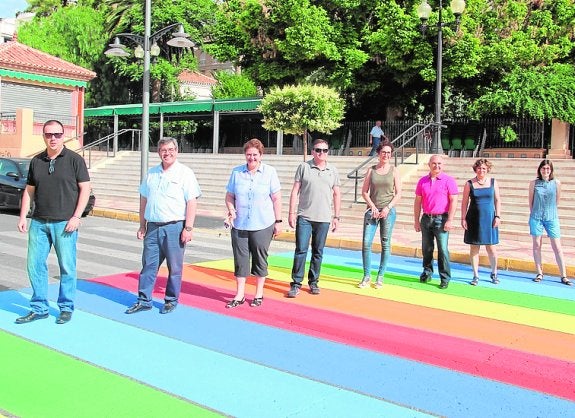 Un paso de cebra pintando de la bandera arcoíris en Jumilla. 