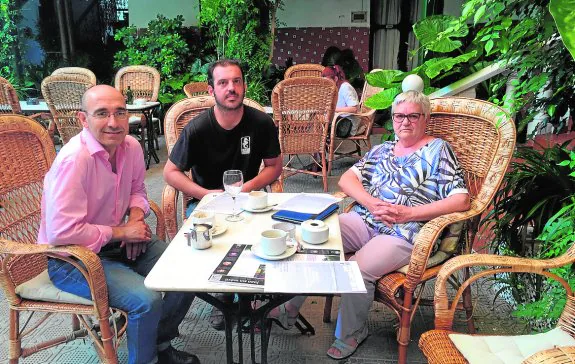 Emilio Tomás García, Antonio Zapata y Pilar Álvarez, en el patio del hotel La Encarnación. 