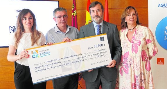 Rebeca Pérez, José Albaladejo, Rafael González y Salomé Hernández, con el cheque. 