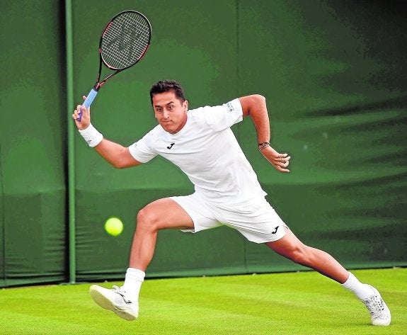 Almagro, en acción en su debut en Wimbledon, el lunes. 