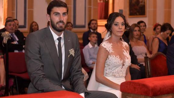 Antelo y Ainara, durante la ceremonia de su enlace. 