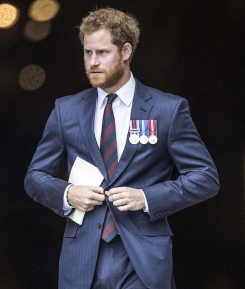 El príncipe Harry  saliendo de la Catedral de Saint Paul en Londres. 