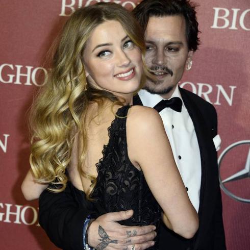 Imagen de la pareja en la que puede verse la mano de Johnny Depp con el apodo de su mujer tatuado. 
