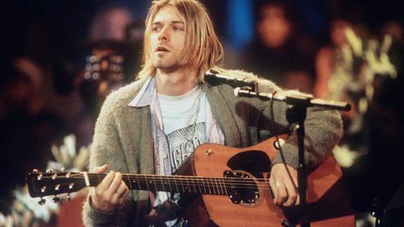 Kurt con la Martin D-18E en el MTV Unplugged