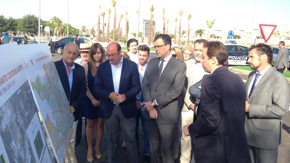 Pedro Antonio Sánchez (segundo por la izquierda) junto al alcalde de Murcia y otras autoridades municipales, en la inauguración de un nuevo tramo de la Costera Norte.