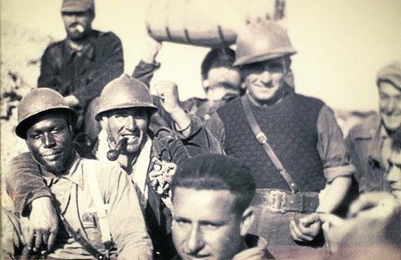 Oliver Law posa junto a un grupo de compañeros durante un alto en el combate. 