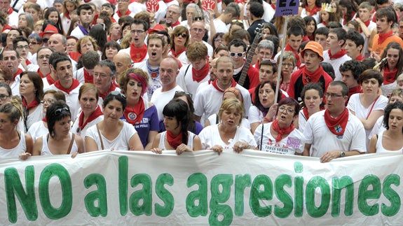 Concentración celebrada el jueves pasado, con la madre de Nagore Laffage (cuarta por la derecha) y, en segunda fila, la presidenta de Navarra, Uxue Barkos.