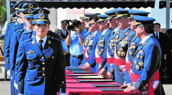 Los nuevos oficiales de la Academia General del Aire recibieron con emoción, ayer, sus despachos en la ceremonia de entrega. 