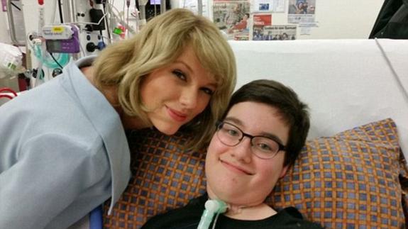 Taylor posa junto a uno de los pacientes del Hospital  Infantil 'Lady Cilento'