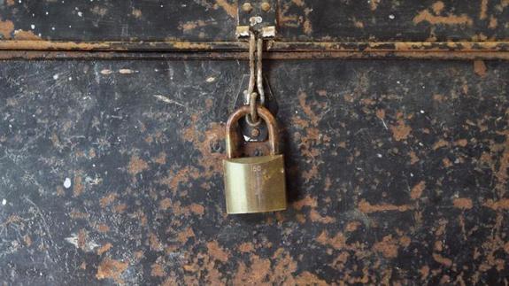 Un hombre muere asfixiado en un baúl cuando se escondía de la familia de su amante