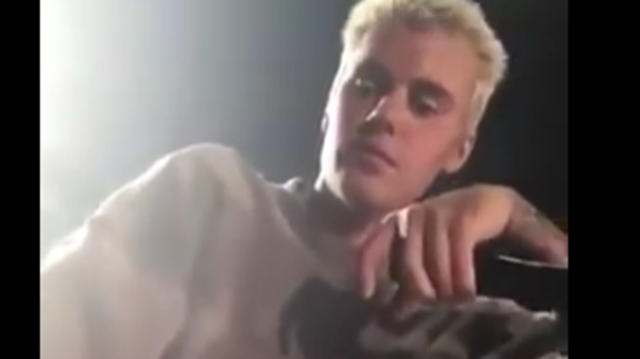 Justin Bieber se enfada con una fan que le corrige la letra de una canción