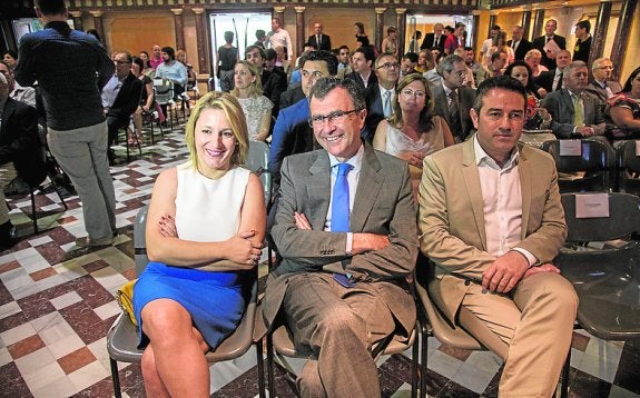 Nuria Navajas, mujer de Pedro Antonio Sánchez, junto a José Ballesta y Joaquín Buendía. 