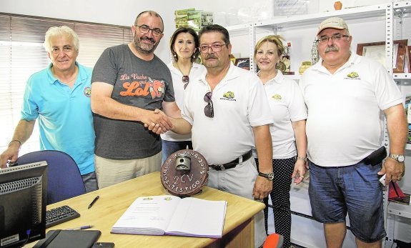 El Club 2CV de Levante toma el testigo de la vuelta a España de coches clásicos