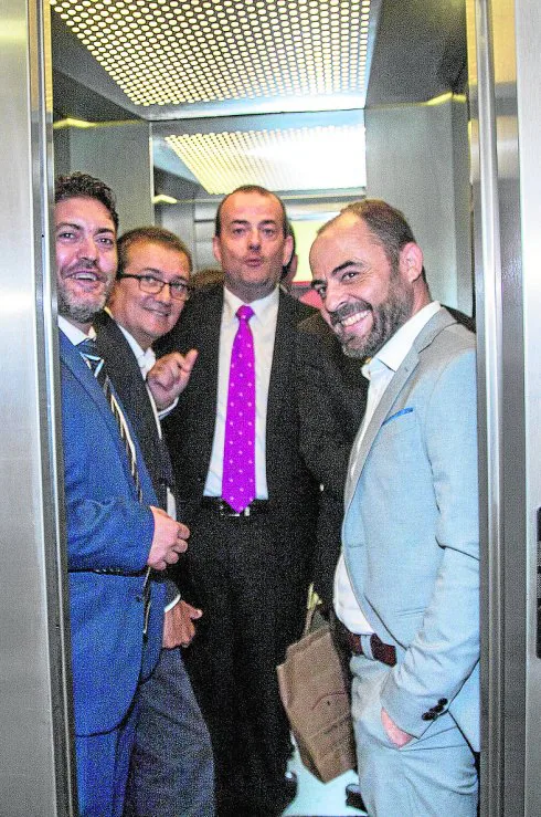 El portavoz de C's y los diputados nacionales de ese partido Miguel Garaulet y José Luis Martínez, con el popular Javier Iniesta (c).