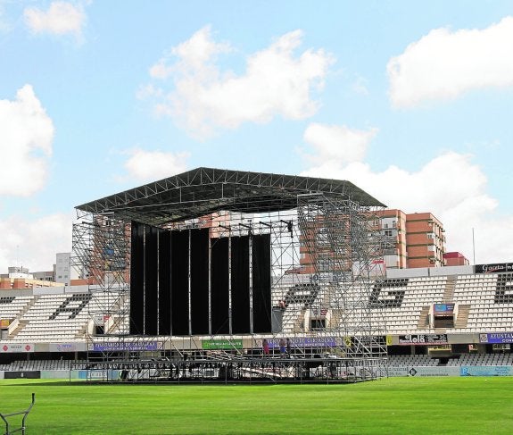 Escenario montado para la actuación del cantante en el césped del Estadio Cartagonova.