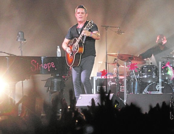 Alejandro Sanz, anoche, durante su concierto en el estadio Cartagonova. 