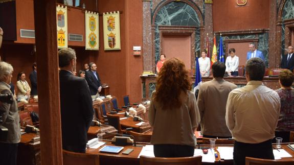 Minuto de silencio en la Asamblea Regional por los atentados de Niza. 