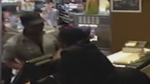 Las dos mujeres se enfrentaron con los empleados