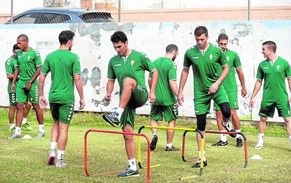 Chavero, en primer término con la pierna levantada, en el entrenamiento de ayer en Cobatillas.