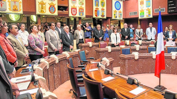 Minuto de silencio en la Asamblea Regional, con la bandera francesa en el centro del hemiciclo.