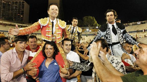 Los tres toreros salen a hombros de la plaza de Benidorm.