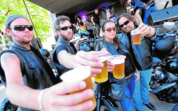 Un grupo de moteros disfrutando ayer de una cerveza sin. 