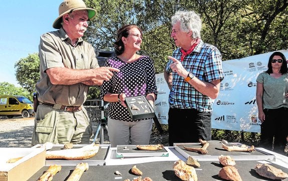 Eudald Carbonell, la consejera de Cultura de Castilla-León, María Josefa García Cirac, y Juan Luis Arsuaga.