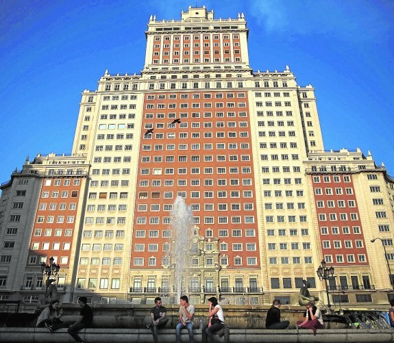 Fachada del emblemático edificio de la Plaza de España de Madrid. 