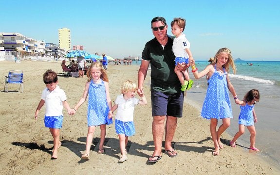 José Manuel Claver, en 'su' playa de La Manga junto a casi toda su prole de nietos. Falta la pequeña, Eugenia.