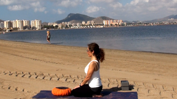 Marisa practicando el 'balasana'. 