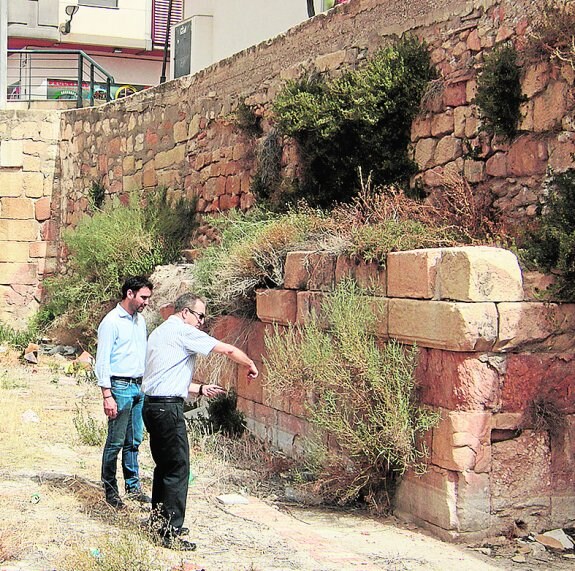 Agustín Llamas y Juan de Dios de la Hoz, ayer, contemplando los restos que quedan de la Fuente del Oro. 