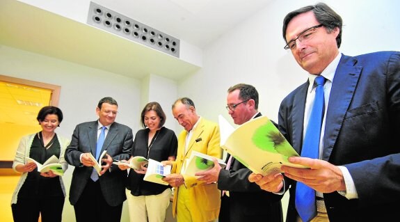 María Teresa Martínez, el cirujano Antonio Piñero, la consejera Encarna Guillén, Jesús Ángel Sánchez, el oncólogo Pablo Cerezuela y José Frías, ayer, en la presentación de la guía.