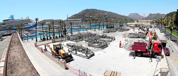 Panorámica de la explanada que está quedando tras el desmontaje de los cuatro quioscos y el templete de música. 