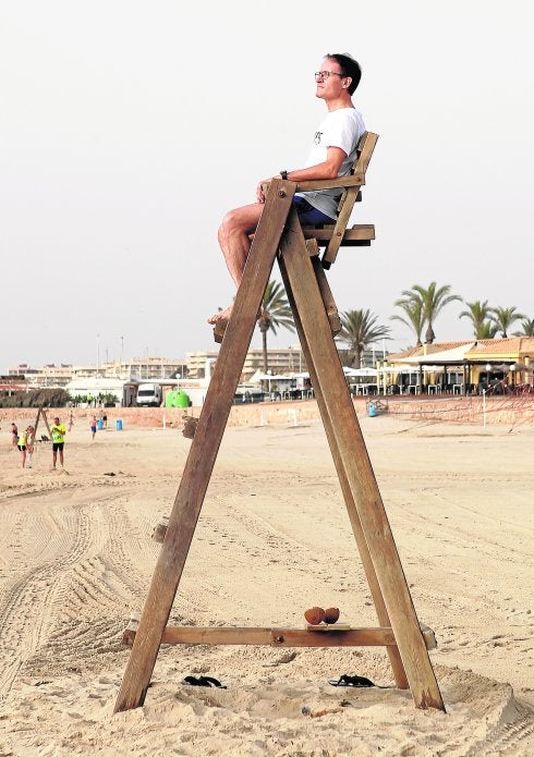 José Luis Díaz Manzanera, en una playa de Campoamor. 