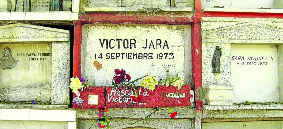 El nicho vacío de Víctor Jara, donde fue enterrado tras ser torturado.