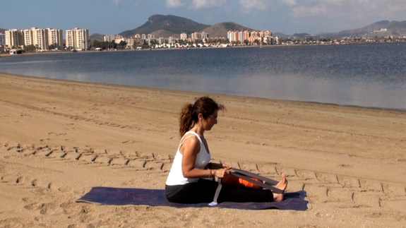 Marisa nos enseña 'Paschimottasana'. 