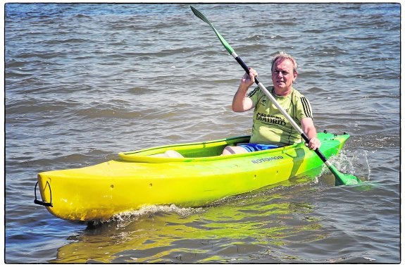 Andrés Cánovas, en piragua por el Mar Menor. 
