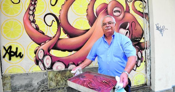 David Paredes, con una bandeja de pulpo al horno, la especialidad del Ipanema. 