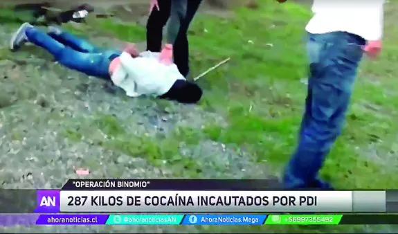 El abogado español, en el suelo, tras ser esposado. :: mega televisión