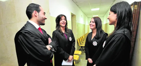 Los jueces Antonio Maclino, Marta Rodríguez, Raquel Flores y Karina Méndez, ayer, en los pasillos del TSJ de la Región. 