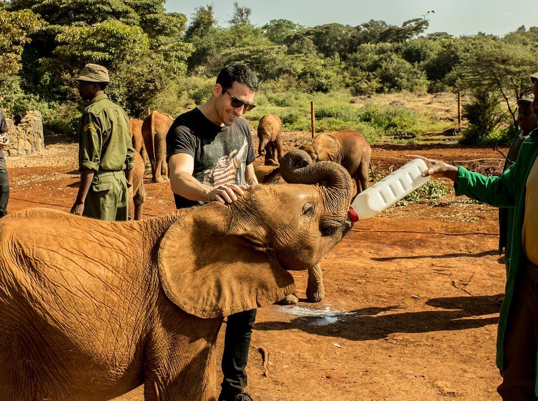 El actor acaricia a uno de los bebés de los que se ocupan los cuidadores