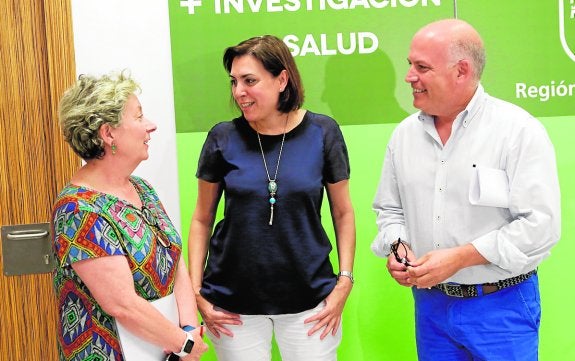 La directora general de Asistencia Sanitaria, la consejera de Sanidad y el director del SMS. 