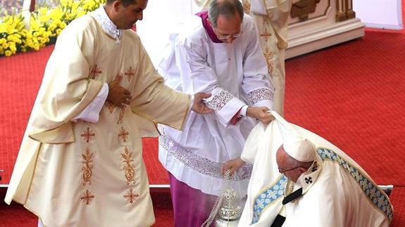 El momento de la caída del Papa Francisco.