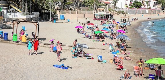 Bañistas toman el sol ayer en la playa principal de Isla Plana. 