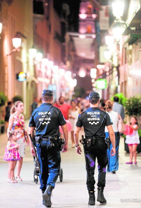 Dos policías, de patrulla por la calle Trapería.