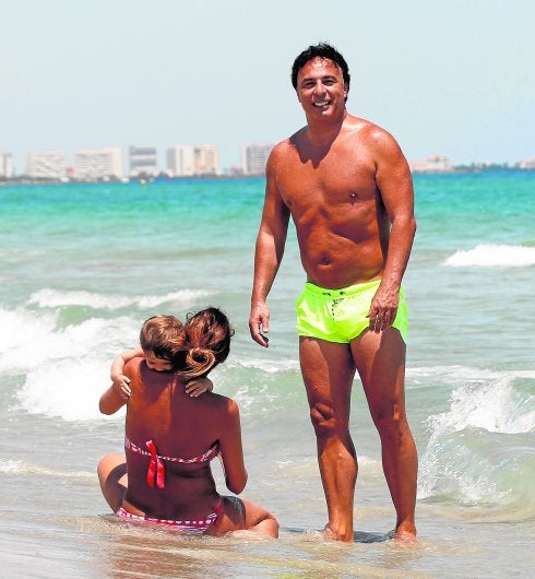 Quique Pina, en La Manga, con su mujer y su hija pequeña. 