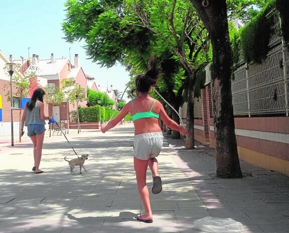 Una niña salta la comba bajo la sombra de los jacarandás, en el paseo de las Moreras de Los Rectores, ayer. 