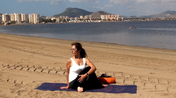 Marisa nos enseña 'ardha mastyendrasana'. 